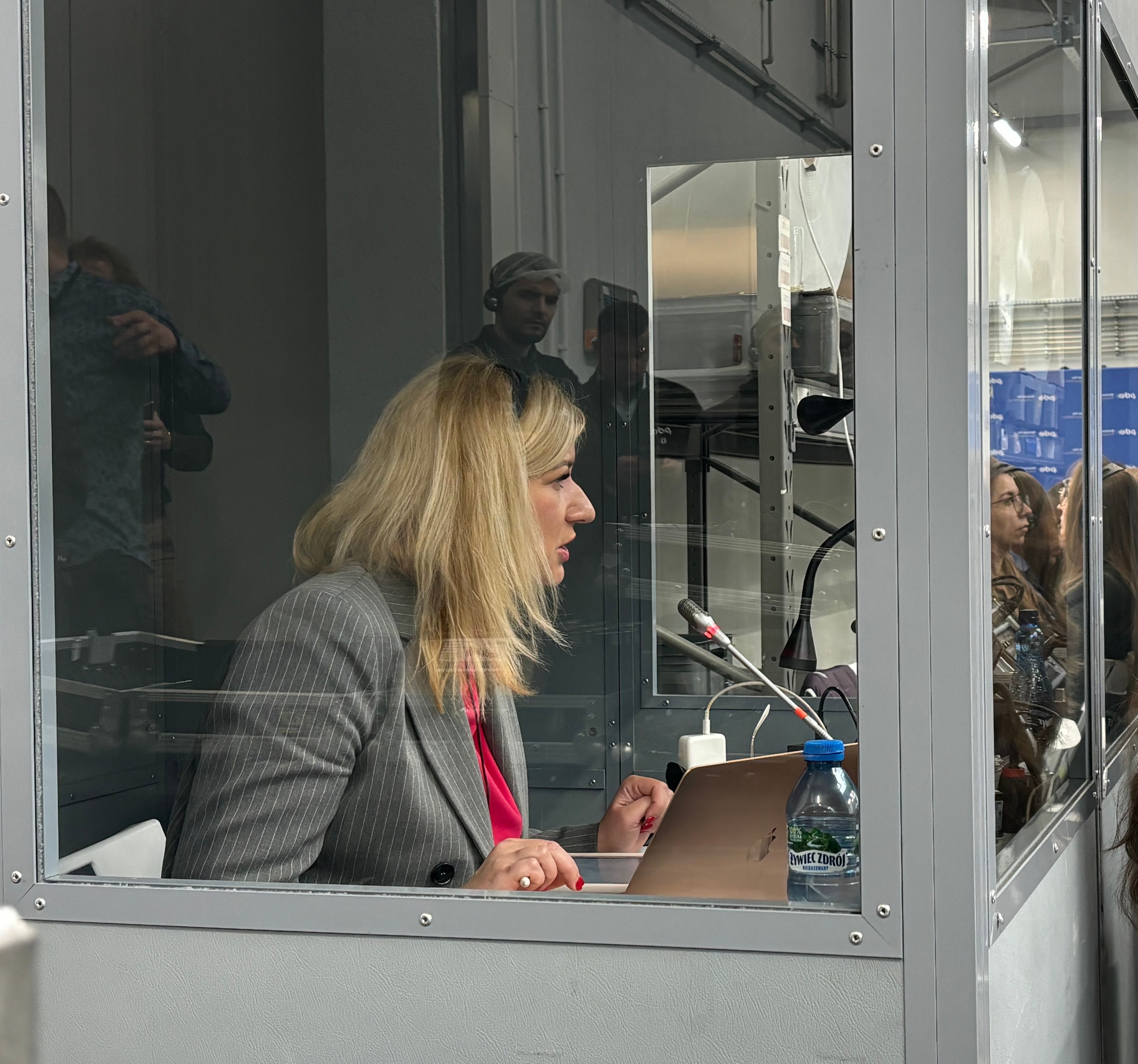 Planning a multilingual event? How to choose the right interpreting set-up-featured-image